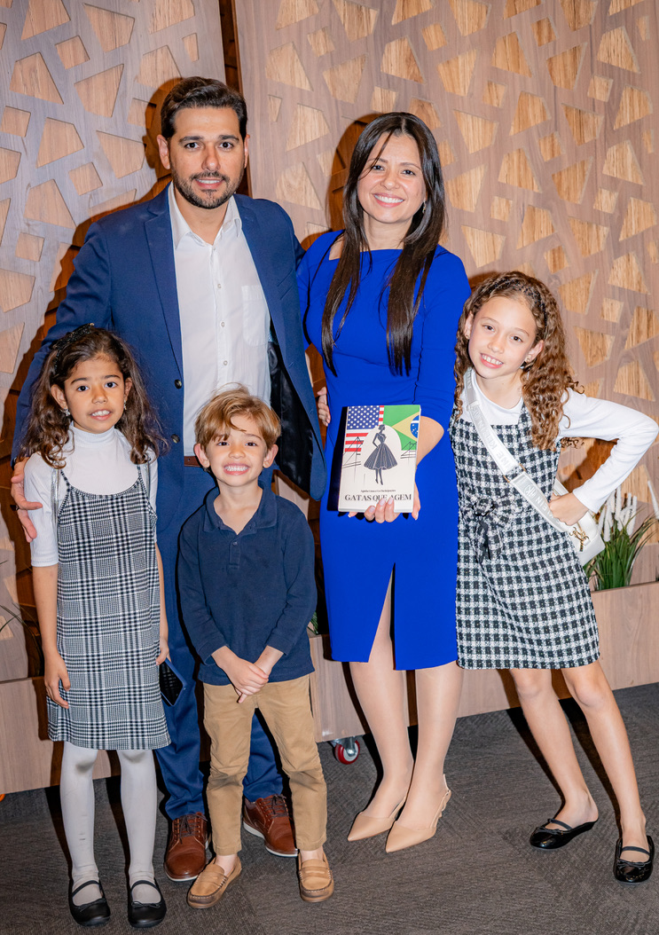 Família com o livro de Rose